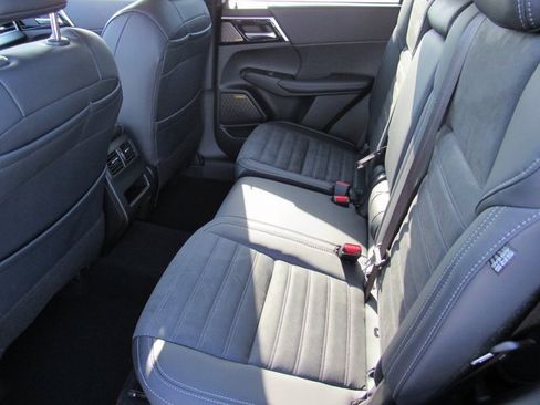 New 2025 Mitsubishi Outlander SE image 9