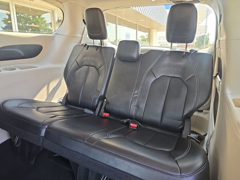 Used 2024 Chrysler Pacifica Touring-L FWD image 25