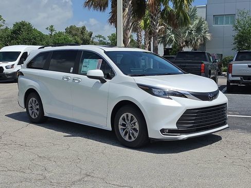 New 2026 Toyota Sienna XLE FWD image 3