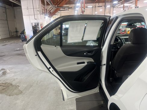 Used 2020 Chevrolet Equinox LS w/ LS Convenience Package AWD/4WD image 23