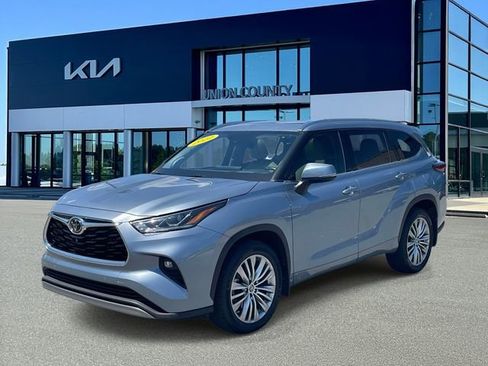 Used 2022 Toyota Highlander Platinum FWD image 3