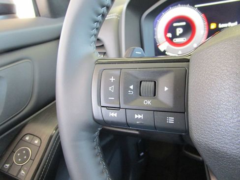 Used 2025 Nissan Rogue SL AWD/4WD image 32