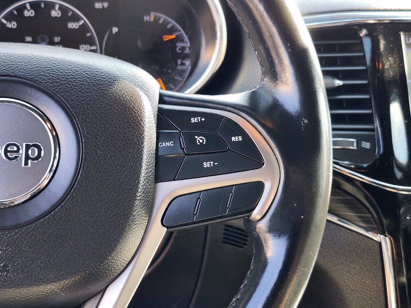 Used 2020 Jeep Grand Cherokee Limited AWD/4WD image 28