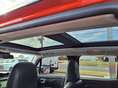 Used 2021 Jeep Renegade Trailhawk w/ Sun & Sound Group image 15