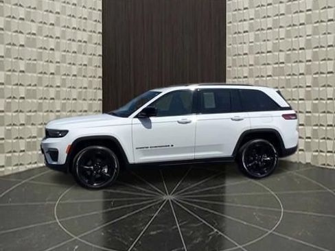 Certified 2023 Jeep Grand Cherokee Limited w/ Black Appearance Package AWD/4WD image 10