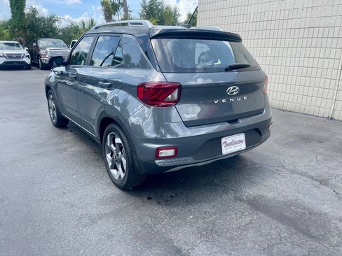 Used 2025 Hyundai Venue Limited FWD image 3