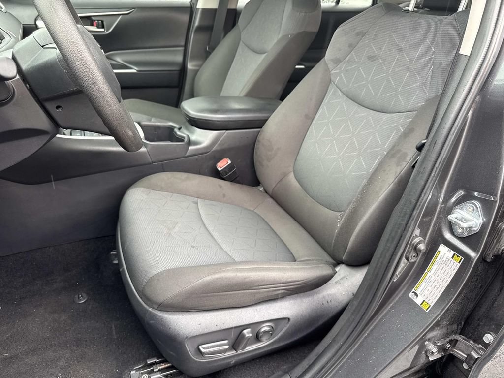 Used 2025 Toyota RAV4 XLE AWD/4WD image 27