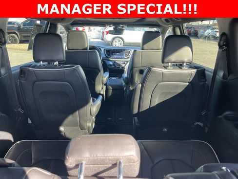Used 2025 Chrysler Pacifica Limited image 13