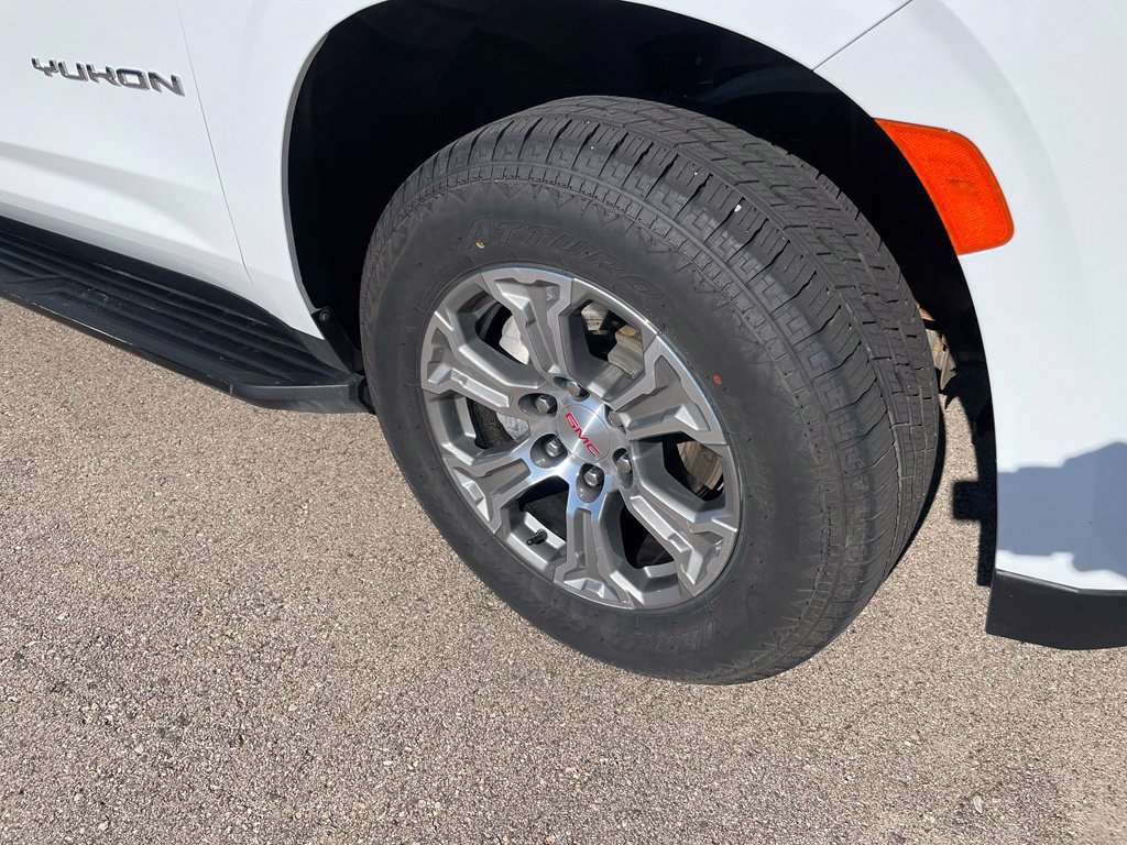 Used 2024 GMC Yukon SLE AWD/4WD image 3