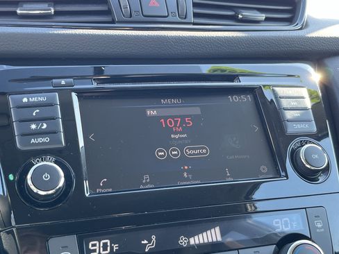 Used 2018 Nissan Rogue SV image 29