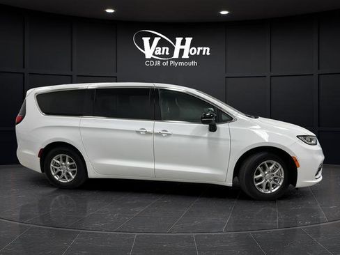 Used 2026 Chrysler Pacifica Select FWD image 8