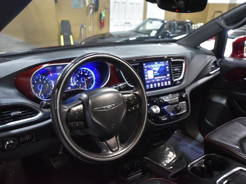 Used 2020 Chrysler Pacifica Limited FWD image 15