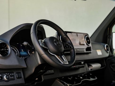 Used 2023 Mercedes-Benz Sprinter 2500 image 38