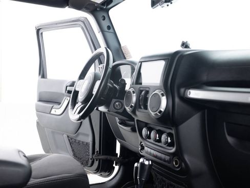 Used 2017 Jeep Wrangler Unlimited Sahara w/ Connectivity Group image 27