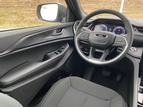 New 2025 Jeep Grand Cherokee L Laredo image 33