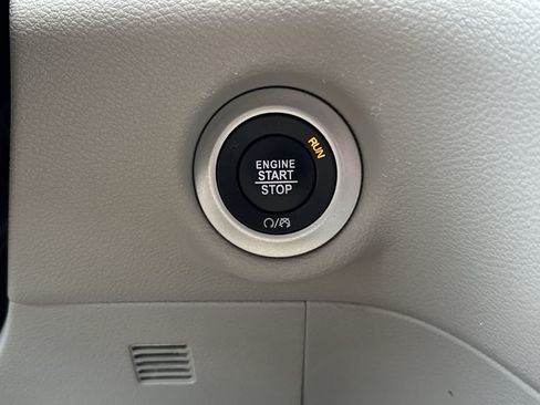 Used 2024 Chrysler Pacifica Touring-L FWD image 21