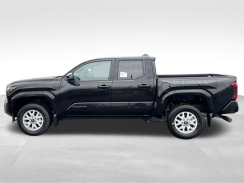 Used 2025 Toyota Tacoma SR5 image 2