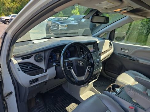 Used 2018 Toyota Sienna XLE w/ XLE Navigation Package AWD/4WD image 12