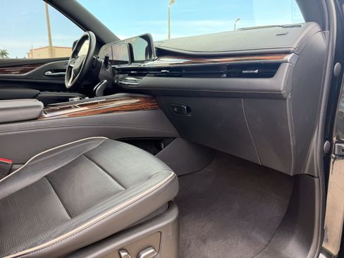 Used 2022 Cadillac Escalade Premium Luxury RWD image 12