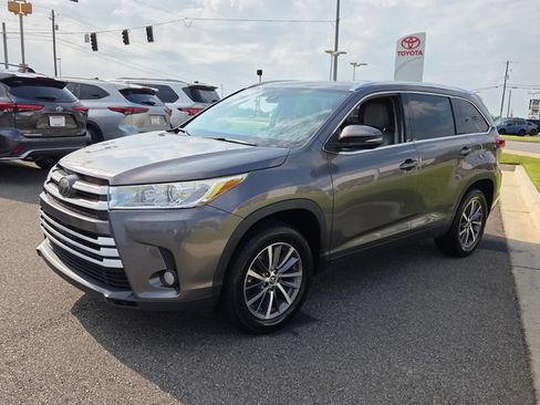 Used 2019 Toyota Highlander XLE FWD image 3