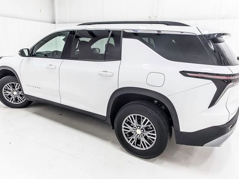 Used 2025 Chevrolet Traverse LT image 4
