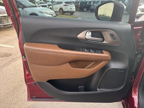 Used 2017 Chrysler Pacifica Limited FWD image 10