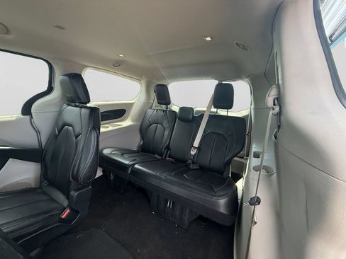 Used 2024 Chrysler Pacifica Touring-L FWD image 37
