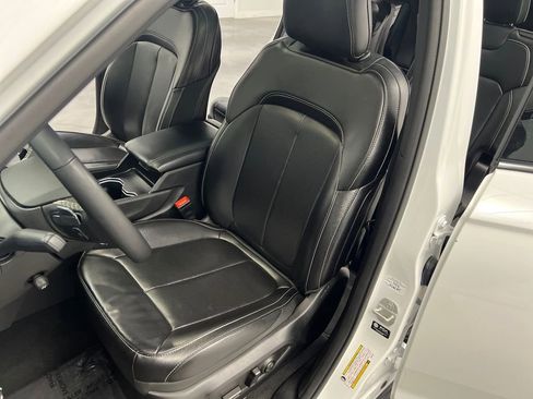 Used 2024 Jeep Grand Cherokee L Limited w/ Luxury Tech Group II image 9