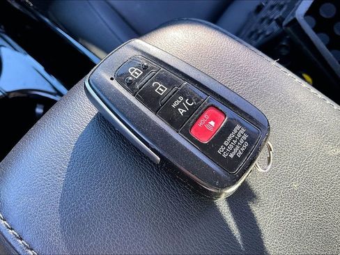 Used 2019 Toyota Prius Prime Advanced FWD image 33
