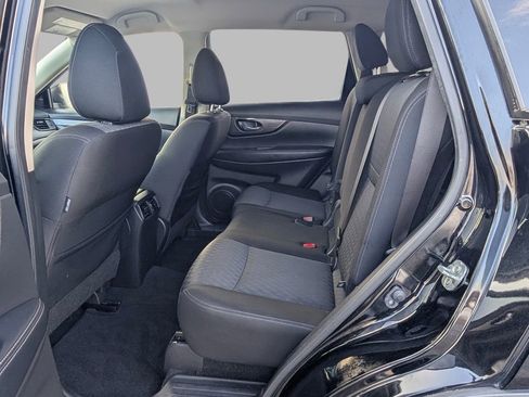 Used 2019 Nissan Rogue SV image 16