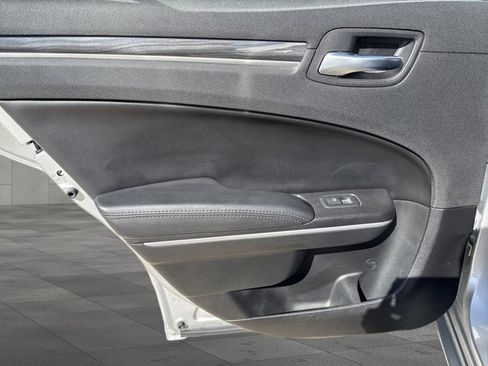 Used 2019 Chrysler 300 Touring w/ Driver Convenience Group image 25