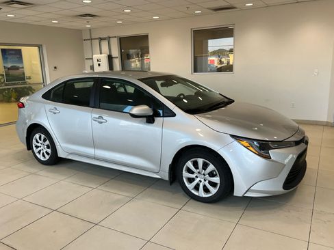 Used 2025 Toyota Corolla LE FWD image 1