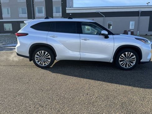 Used 2023 Toyota Highlander Platinum image 13