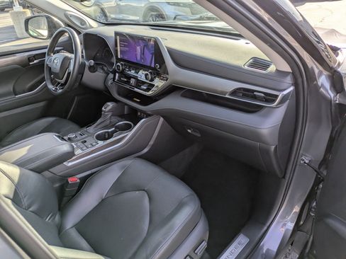 Used 2023 Toyota Highlander Limited image 37