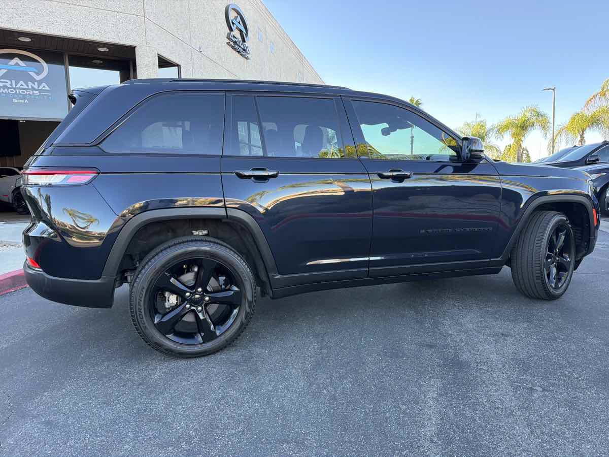 Used 2024 Jeep Grand Cherokee Limited w/ Black Appearance Package RWD image 11
