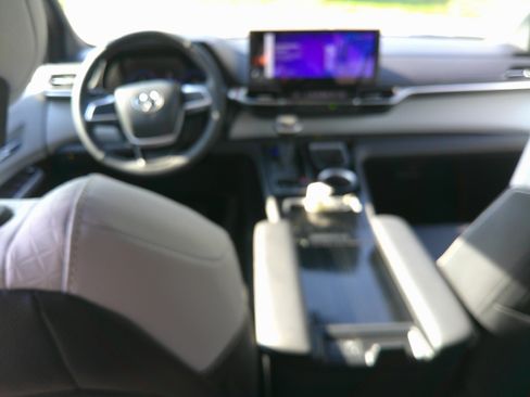 Used 2025 Toyota Sienna XSE image 32