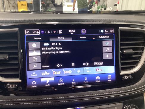 Used 2024 Chrysler Pacifica Limited FWD image 23
