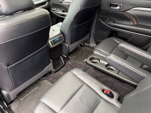 Used 2018 Toyota Highlander Limited Platinum w/ Carpet Mat Package (TMS) AWD/4WD image 4