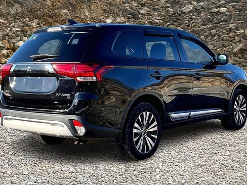 Used 2019 Mitsubishi Outlander SE image 2