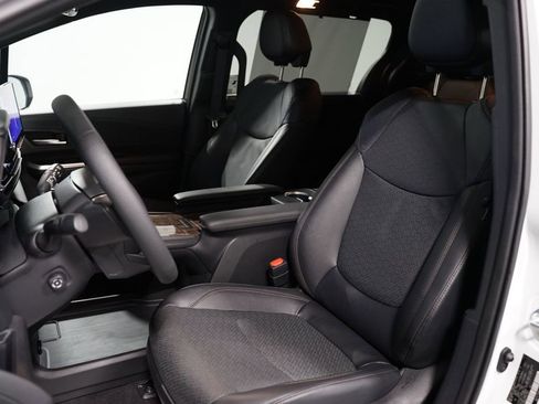 Certified 2025 Toyota Sienna Platinum FWD image 31
