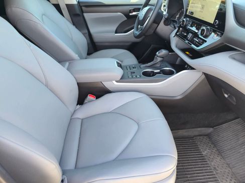 Used 2025 Toyota Highlander XLE AWD/4WD image 13
