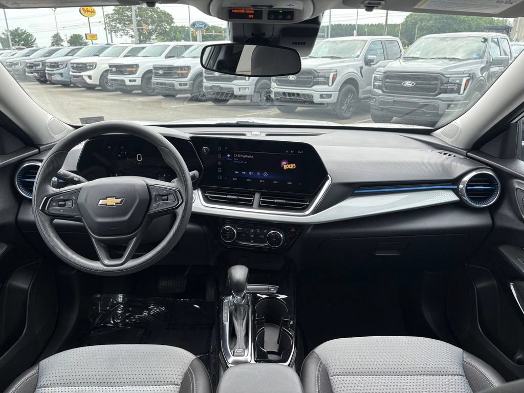 Used 2025 Chevrolet Trax LT FWD image 26