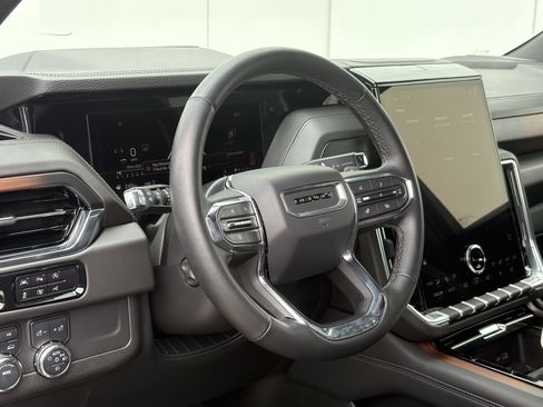 Used 2025 GMC Yukon XL Denali AWD/4WD image 15