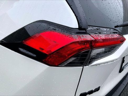 Used 2022 Toyota RAV4 XLE Premium image 29