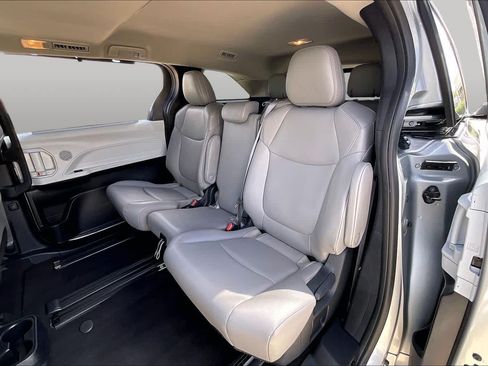 Used 2025 Toyota Sienna XLE FWD image 21