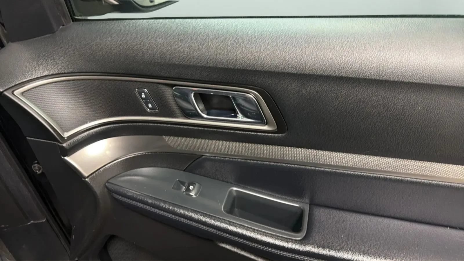 Used 2018 Ford Explorer XLT w/ Equipment Group 201A FWD image 18