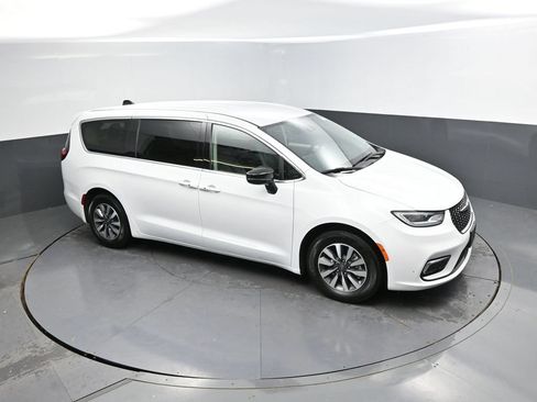 Used 2024 Chrysler Pacifica Limited FWD image 24