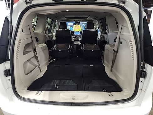Used 2023 Chrysler Pacifica Limited image 9