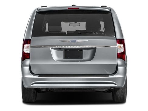 Used 2016 Chrysler Town & Country Touring image 8