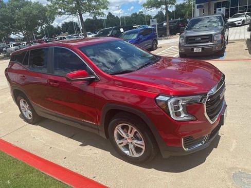 Used 2024 GMC Terrain SLE FWD image 1